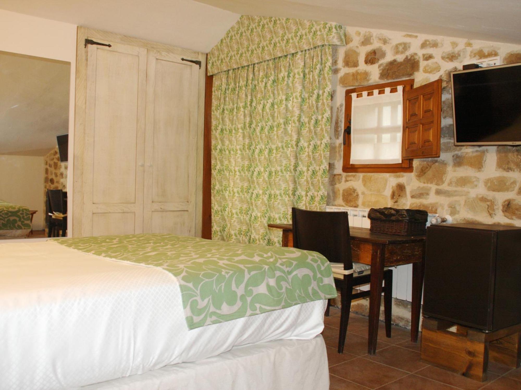 Posada Y Apartamentos Trebuesto De Guriezo Oda fotoğraf