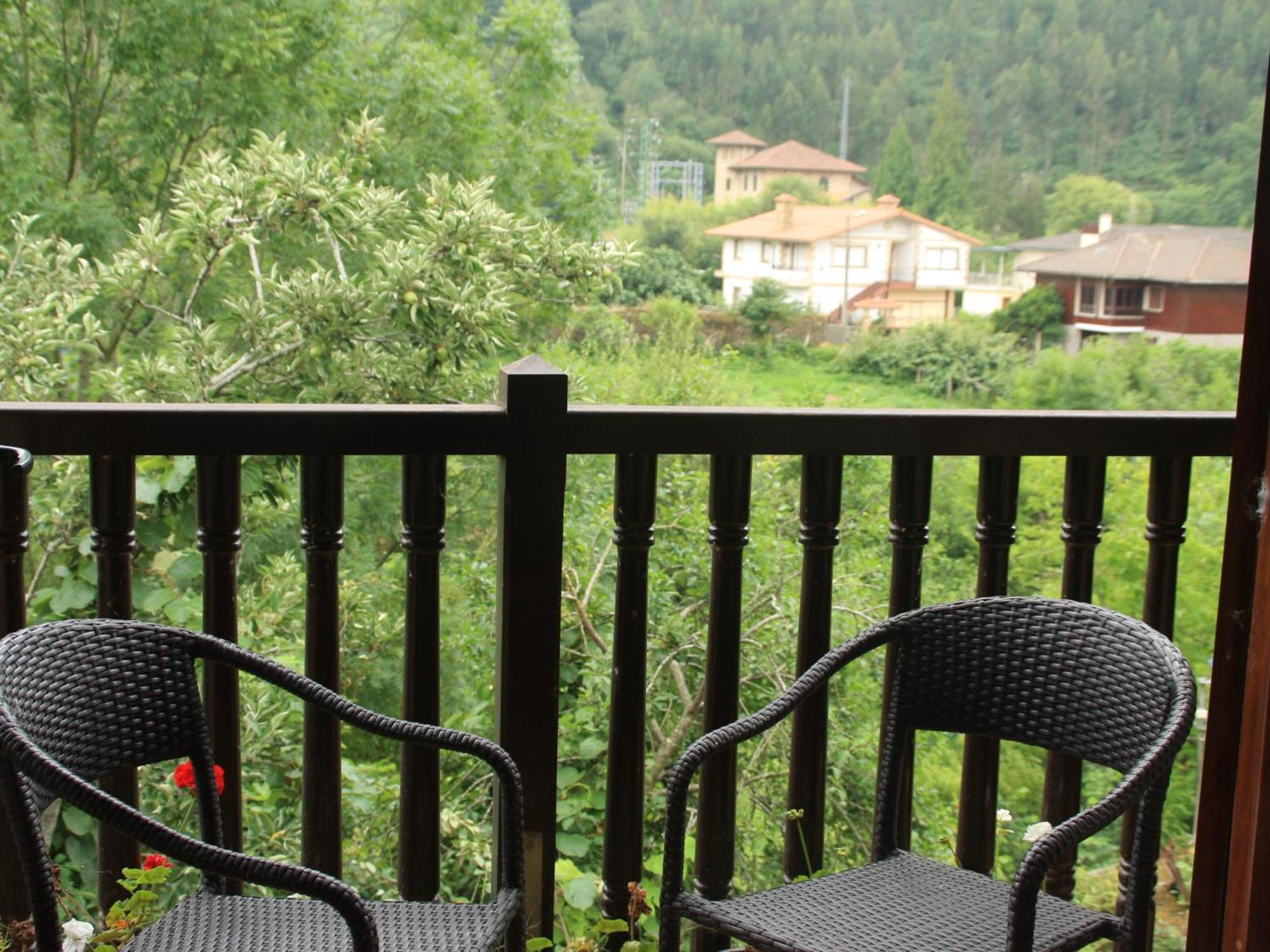 Posada Y Apartamentos Trebuesto De Guriezo Oda fotoğraf